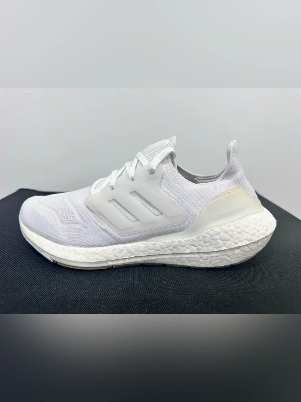 ADIDAS ULTRABOOST WHITE ATHLETIC SHOES SIZE: 9 WOMEN